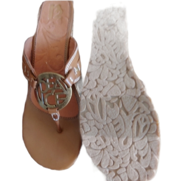 NWOT--Women's Wedge Sandal - Picture 3 of 4